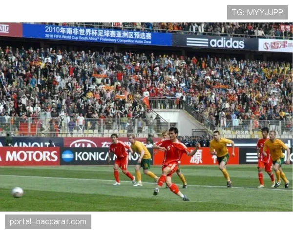 评论:VAR再次成为主角,诺丁汉森林点球申诉被驳引发巨大争议。 评论:VAR再次成为主角,诺丁汉森林点球申诉被驳引发巨大争议。